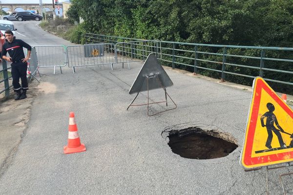 Deux pans de route se sont effondrés à l'entrée de la Confina 1, bloquant l'accès à la circulation.