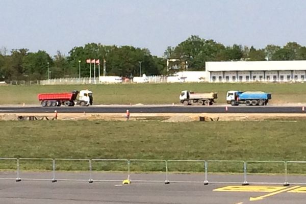 Reprise des travaux, jeudi 9 avril 2020, sur la piste de l'aéroport de Rennes.