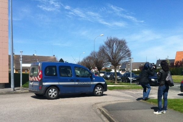 Les 6 gardés a vue sont sortis un a par un recouvert de leur blouson dans les voitures de gendarmerie à Longuenesse (Pas-de-Calais). 