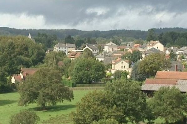 Le Rouget est situé à 8 kilomètres au sud-ouest de Saint-Mamet et 25 kilomètres d'Aurillac.