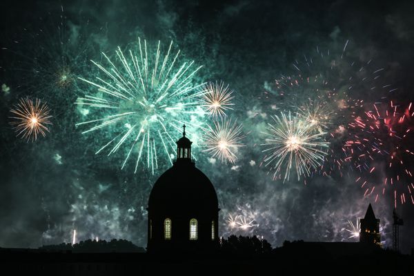 À Toulouse, un feu d'artifice grandiose va illuminer le ciel de la ville rose le 13 juillet 2024, une double célébration pour commémorer fête nationale du 14 juillet et rendre hommage à Claude Nougaro à l’occasion des 20 ans de sa disparition