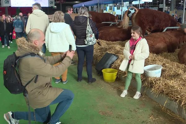 "Lâchez-rien, on a besoin de vous" : le soutien des visiteurs du Salon aux agriculteurs.