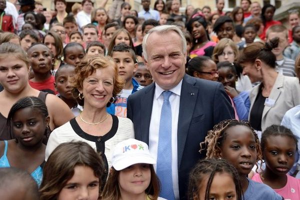 Brigitte et son Premier ministre de mari à Matignon en août avec des enfants du secours populaire.