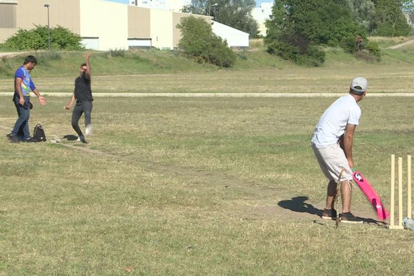 Tous les week-ends, de jeunes afghans se rassemblent à Nevers pour jouer au cricket.