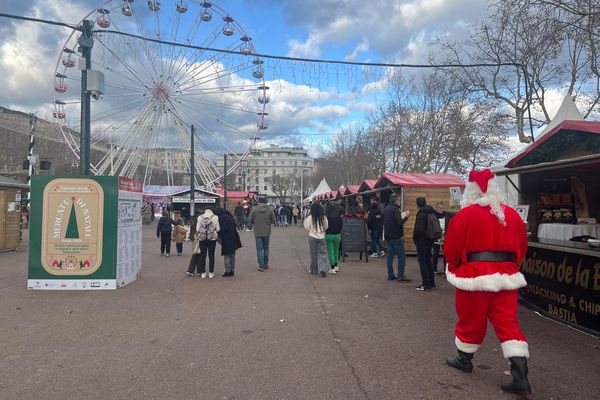 Au marché de Noël de Bastia, les commerçants ont remarqué le changement d'habitude de leur clientèle.