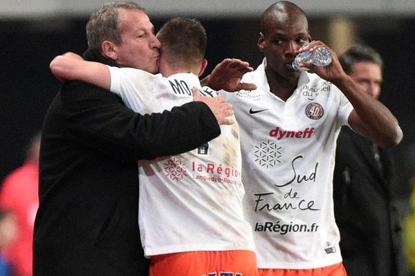 Rolland Courbis, l'entraîneur du MHSC, félicite Mounier auteur du 4 ème but montpelliérain face à Rennes. - 6/12/2014