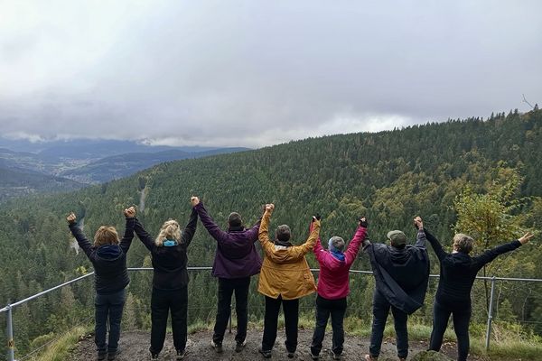 Les adhérentes de l'association ‘"a vie en boobs" se sont réunies ce jeudi 3 octobre 2024 dans les Vosges pour deux journées de randonnées. La journée du vendredi 4 octobre sera la plus rude puisque la balade durera toute la journée.