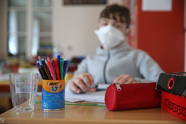 Les enfants doivent porter le masque à l'école depuis le 2 novembre 2020. Une obligation qui prend fin pour 47 départements à compter du 4 octobre