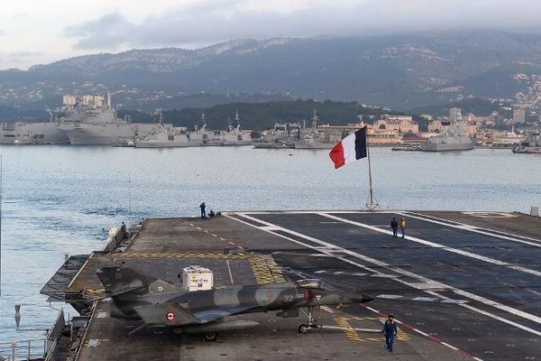 Le porte-avions Charles de Gaulle à Toulon.