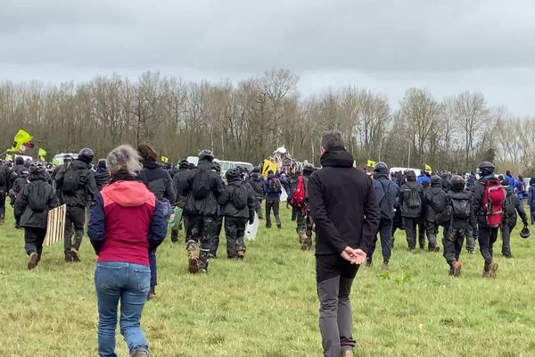 Départ du cortège des manifestants anti-bassines à Vanzay en route vers Sainte-Soline