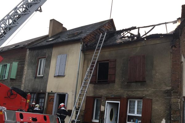 Deux pompiers ont été légèrement blessés lors de l'intervention. Un couple ainsi que trois enfants et une personne seule vont être relogés.