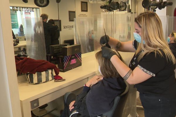 Les salons de coiffure ont été pris d'assaut ce jeudi, à quelques heures du confinement.