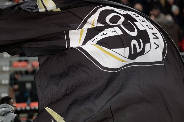 Les couleurs du SCO dans le Stade Jean Bouin, à Angers, lors de la saison 2015/2016.