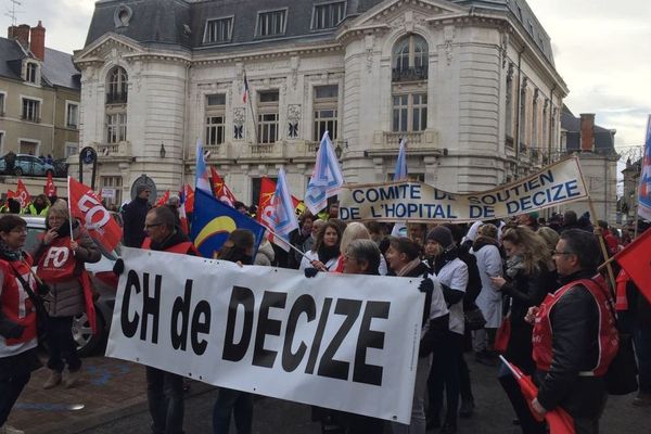 Une manifestation est organisée pour défendre le plateau chirurgical de l’hôpital de Decize, dans la Nièvre, mercredi 9 janvier 2019. 