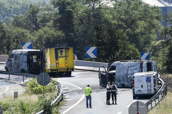 ce mercredi matin. Un transport de fonds a été braqué alors qu'il prenait la sortie de l'A43 en direction de l'aéroport Lyon Saint-Exupéry. Les braqueurs ont incendié les deux utilitaires qui ont servi à bloquer le fourgon. Le fourgon de la société Prosegur a également été incendié. 