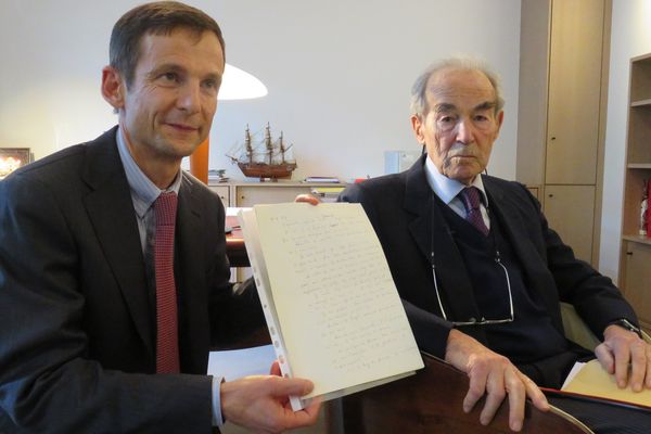 Robert Badinter a remis le témoignage de Monique Mabelly à Olivier Leurent, directeur de l'Ecole nationale de la magistrature (ENM)