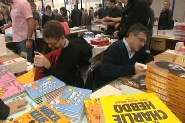 Le stand de Charlie Hebdo, entre beaucoup d'autres, n'a pas désempli hier.