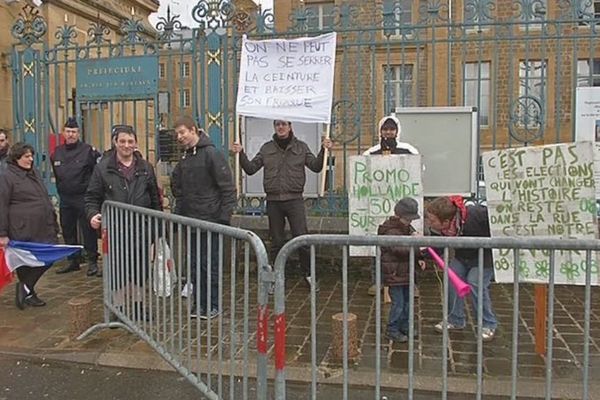 Devant la préfecture de Charleville-Mézières ce samedi 8 février 2014.