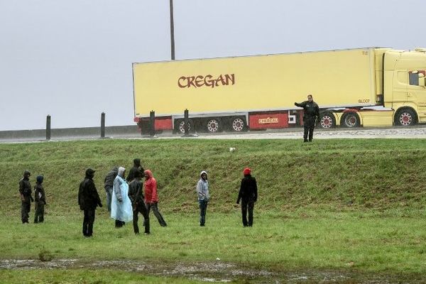 A Calais, les migrants cherchent désespérément de rejoindre l'Angleterre en montant dans des camions. 