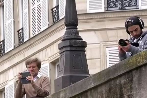 Des Parisiens curieux, ou inquiets, face à la montée de la Seine.