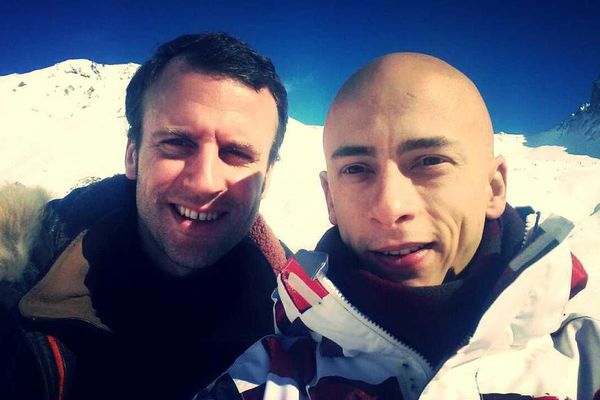 Emmanuel Macron (à gauche) avec un skieur