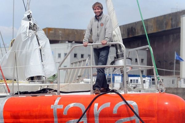 Le jeune capitaine Loic Valette, à bord de la goëlette Tara Oceans 