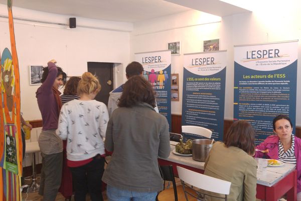 Jusqu'au 1er juillet, à Clermont-Ferrand, le public est invité à découvrir l'économie sociale et solidaire. Différents ateliers sont organisés, comme ici avec la cuisine "anti-gaspi".