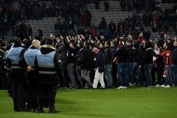 La pelouse du stade Pierre Mauroy de Lille, envahie par des supporters du Losc le 10 mars 2018, lors du match contre Montpellier