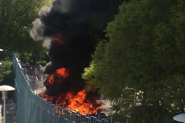 Des pneus sont incendiés devant les grilles de la Préfecture de Haute-Corse ce matin