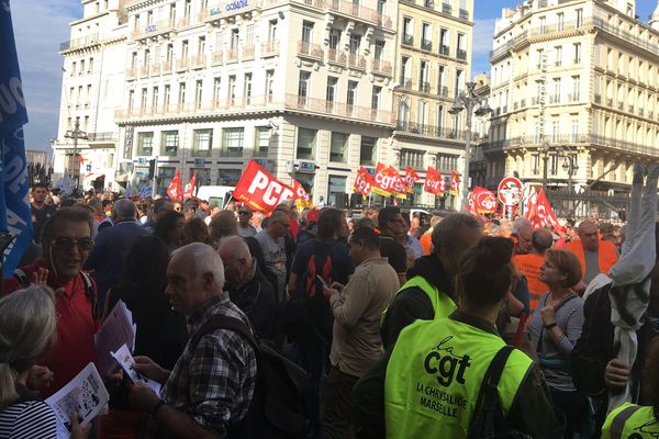 Plusieurs centaines de personnes se sont rassemblées au bas de la Canebière