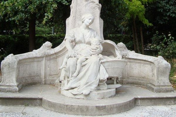 La statue du P'tit Quinquin, square Foch à Lille.