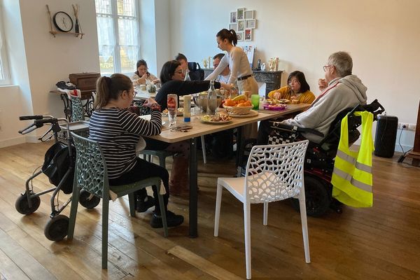 Les colocataires, en situation de handicap, partagent un repas : un moment de convivialité et de soutien mutuel.