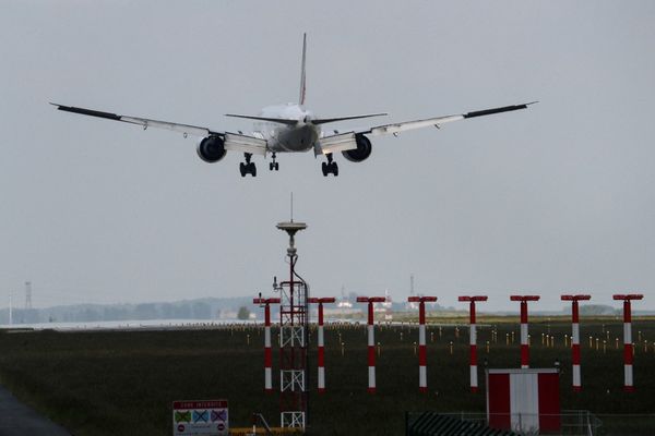 Les associations protestent contre un plan de réduction du bruit autour de l'aéroport Roissy - Charles de Gaulle.