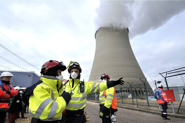 Archives du 28/01/15. Exercice des Forces Rapides d'Action Nucléaire à la centrale de Belleville-sur-Loire (Cher). Cinquante hommes de Paluel, Civaux et Dampierre se sont entraînés à redémarrer les circuits électriques et hydrauliques. Cette force doit intervenir en cas de catastrophe nucléaire.