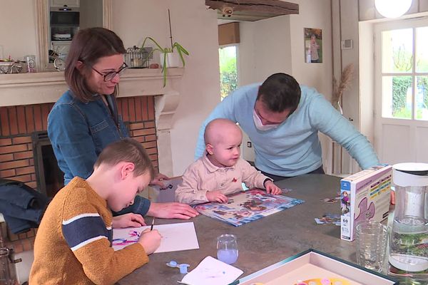 La famille vit au rythme des protocoles de soins de la petite Elsy après avoir vécu la même chose avec Noa, désormais en rémission.