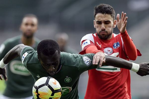 L'attaquant Romain Del Castillo, en rouge sous le maillot de Nimes le 7 janvier 2018 vient de signer un contrat de quatre ans avec le Stade Rennais