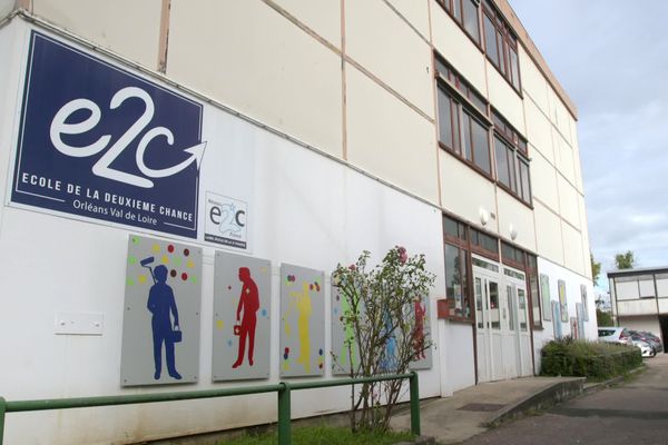 L'école de la deuxième chance d'Orléans  propose aux jeunes décrocheurs, de 16 à 25 ans, un parcours adapté de réinsertion.