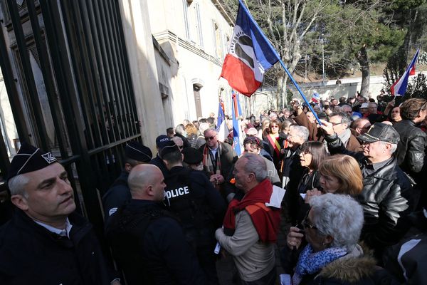 Manifestation de pieds-noirs à Toulon avant le discours d'Emmanuel Macron