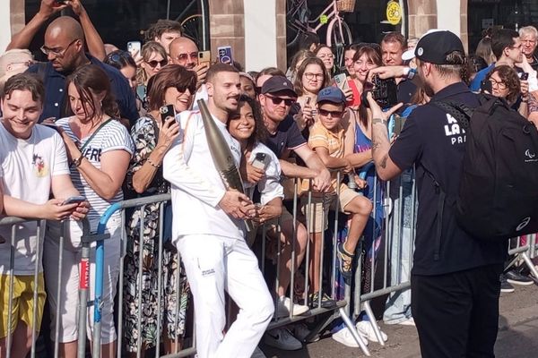 Matt Pokora en séance photos avec le public lors du passage de la flamme olympique à Strasbourg.