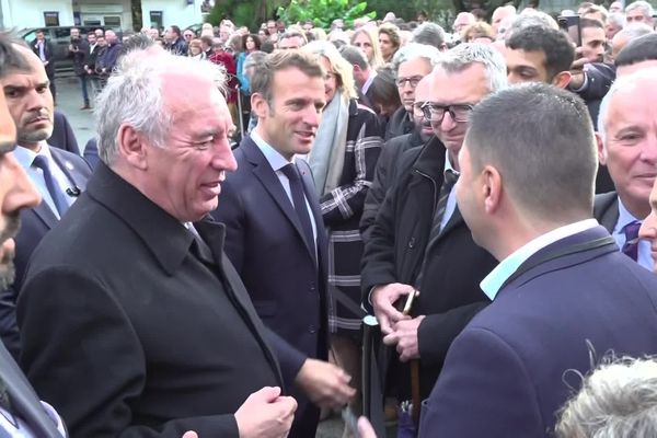 Le Président de la République Emmanuel Macron aux côtés de son allié du Modem, le maire de Pau François Bayrou lors de l'inauguration du pôle culturel du Foirail