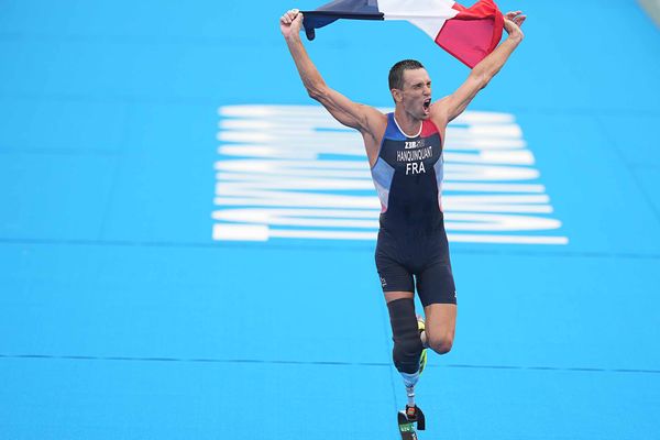 La joie de l'yvetotais Alexis Hanquinquant après sa victoire à l'épreuve de triathlon aux Jeux paralympiques de Tokyo.