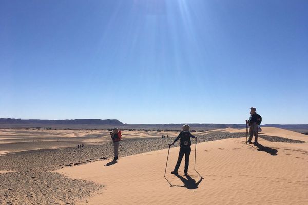 Le trek se déroule au milieu de dunes.