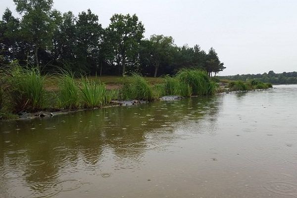 Pluie sur l'étang de Goule à Bessais-le-Fromental (Cher)