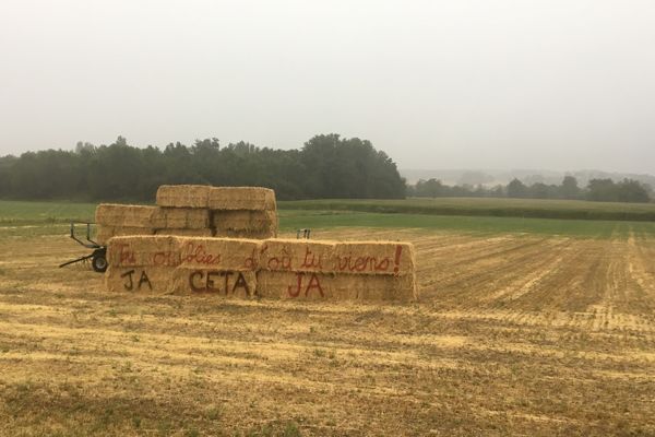 Des bottes de foin ont été taguées sur l'exploitation du député LREM Pascal Lavergne pour protester contre son vote en faveur du CETA. 