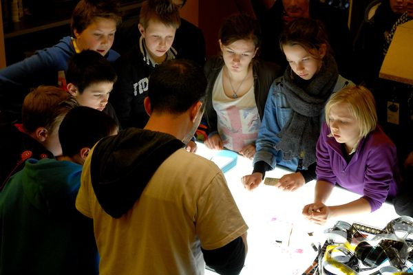 Ces collégiens de 6e à Saint-Gervais, en visite à l'Atelier, font partie du jury de la sélection enfants.