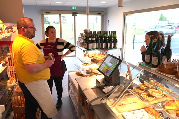 Au premier plan, Anthony, le nouveau boulanger dans sa boutique flambant neuve.