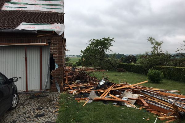 La toiture et une partie de cette maison se sont envolées après de violentes rafales de vent dans la nuit du 19 juin 2021.