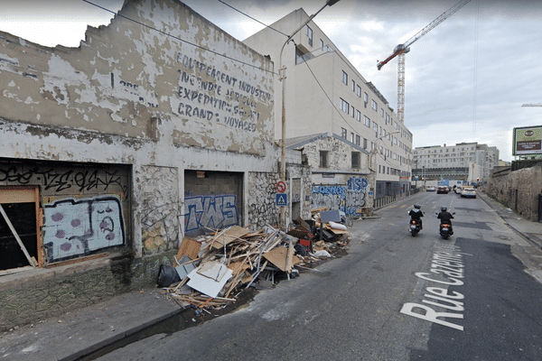 Exemple de dépôts sauvages de déchets de chantier à Marseille, comme ici rue Cazemajou dans le 15e arrondissement.