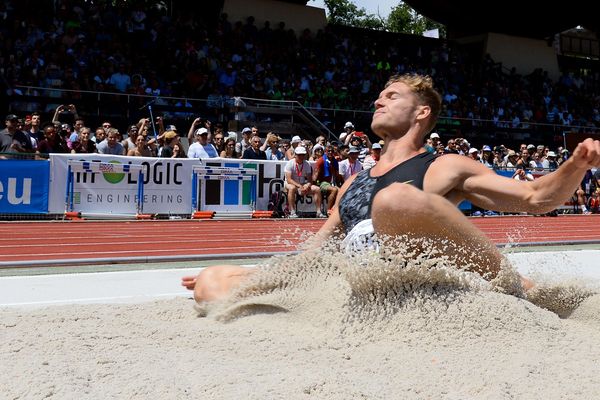 Kevin Mayer sur l'épreuve du saut à longueur, à Talence, le 22 juin.