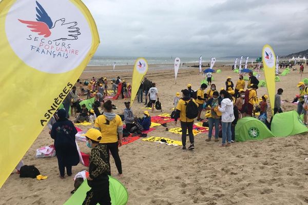 Des milliers d'enfants de la région parisienne privés de vacances ont passés la journée à Cabourg grâce au secours populaire.